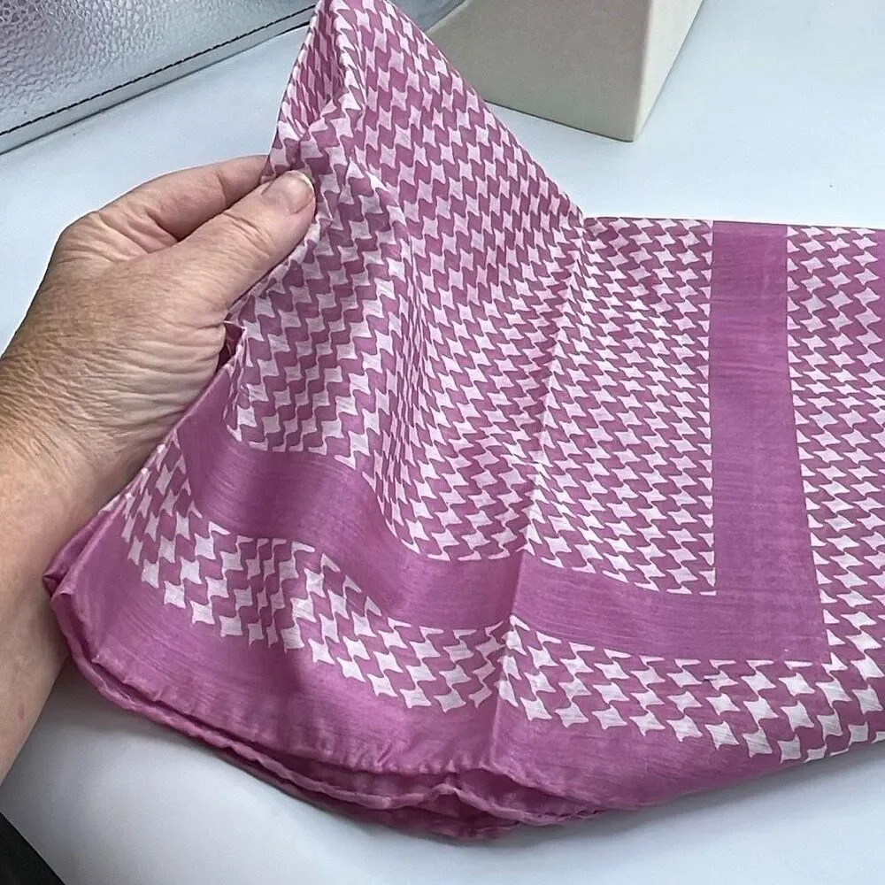 Vintage 100% acetate houndstooth hand rolled 21” X21” scarf.